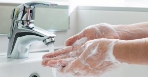 Atenção: Secar bem as mãos é tão importante quanto lavá-las
