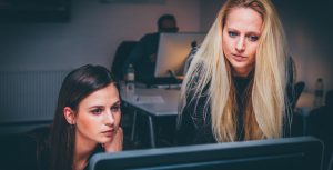 Mulheres na frente do computador