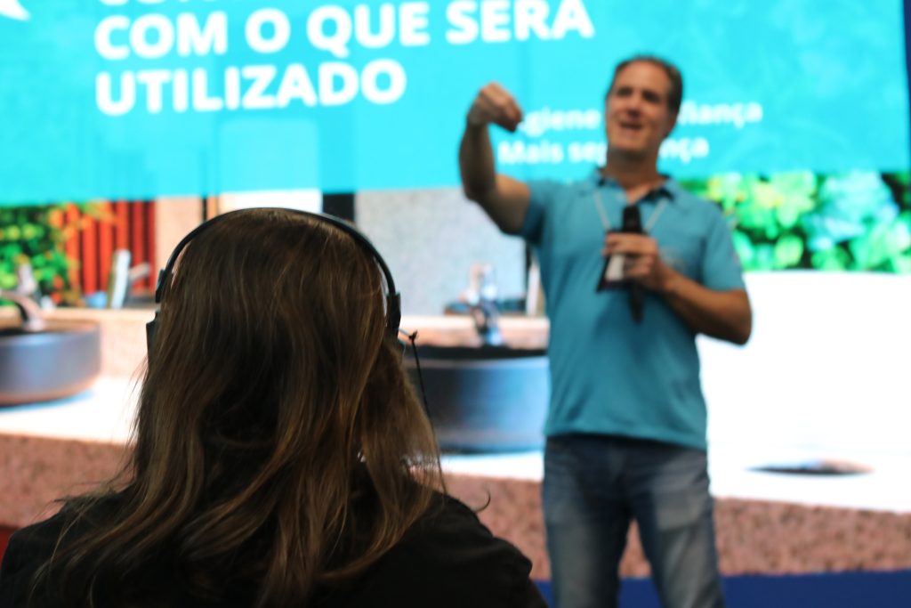 Diretor da Wesco palestrando no palco da InfraFM 2026 sobre a experiência do colaborador.